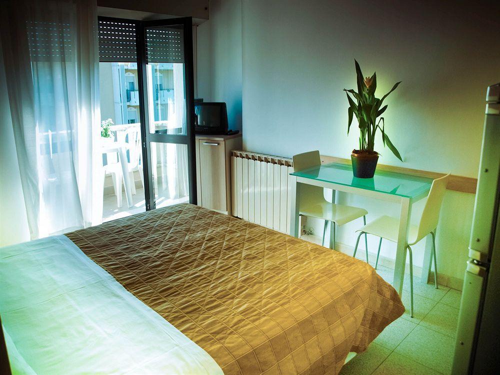 Residence Internazionale Rimini Bagian luar foto